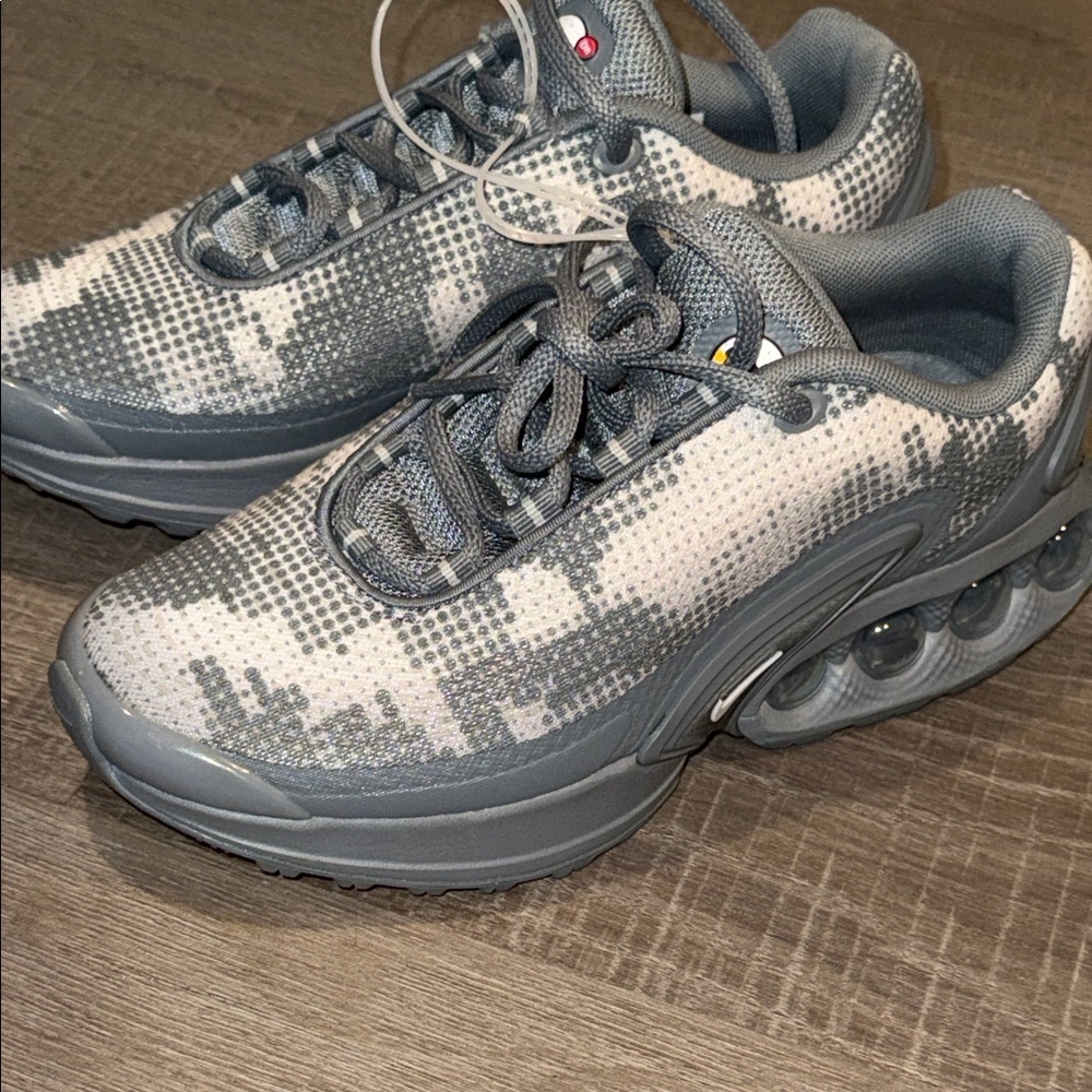 Nike Gray Sneakers New - Picture 4 of 8